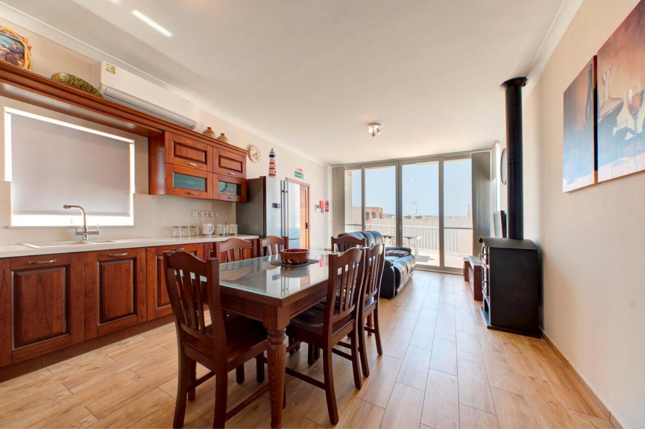 Modern Seaside 2 Bedroom Penthouse With Sea Views セント・ポールズ・ベイ エクステリア 写真
