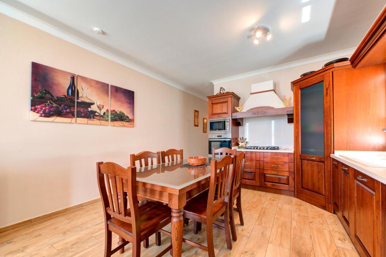 Modern Seaside 2 Bedroom Penthouse With Sea Views セント・ポールズ・ベイ エクステリア 写真