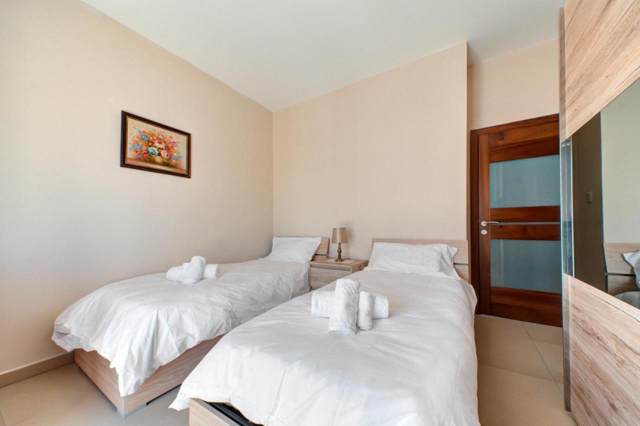 Modern Seaside 2 Bedroom Penthouse With Sea Views セント・ポールズ・ベイ エクステリア 写真