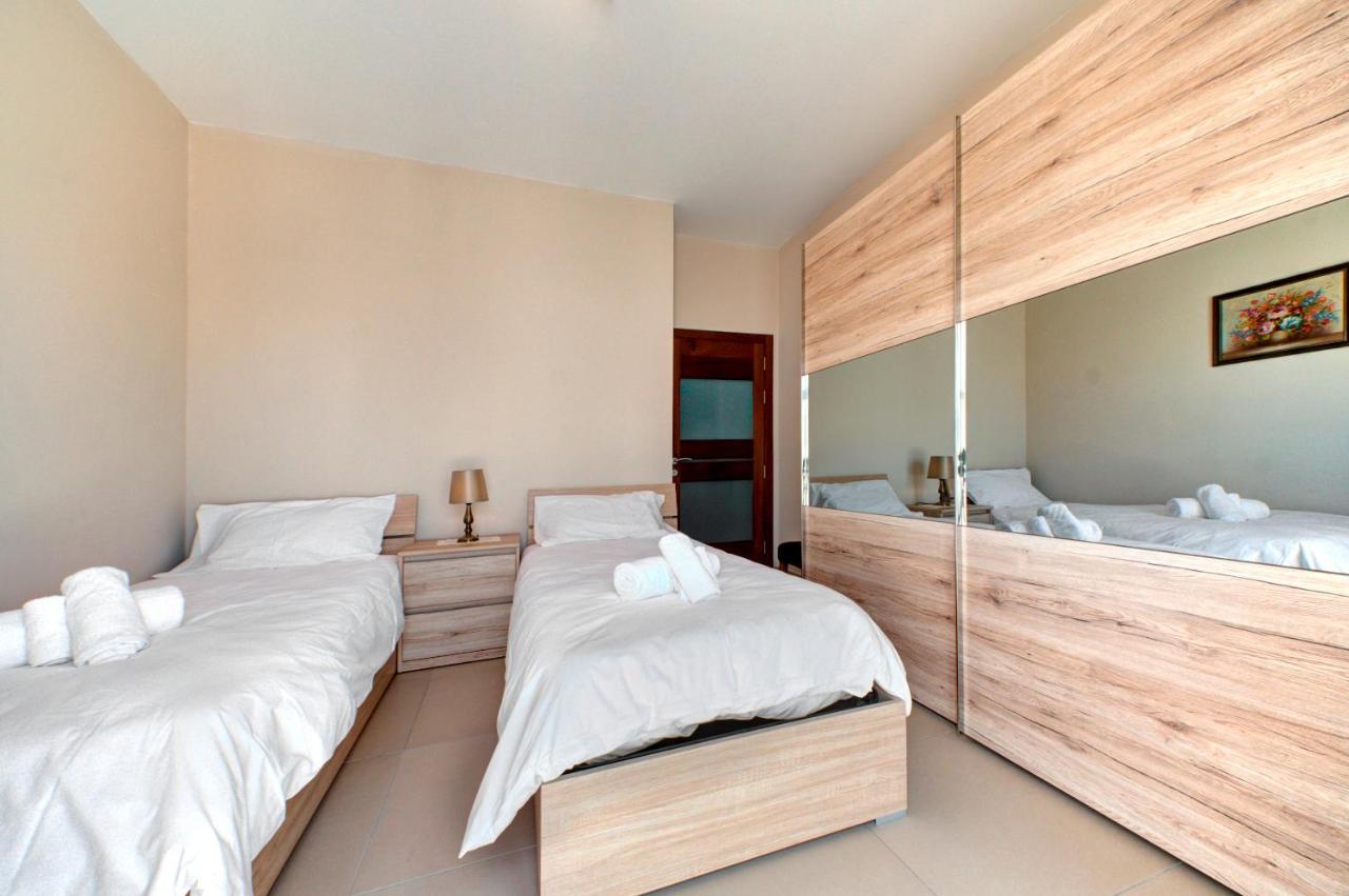 Modern Seaside 2 Bedroom Penthouse With Sea Views セント・ポールズ・ベイ エクステリア 写真