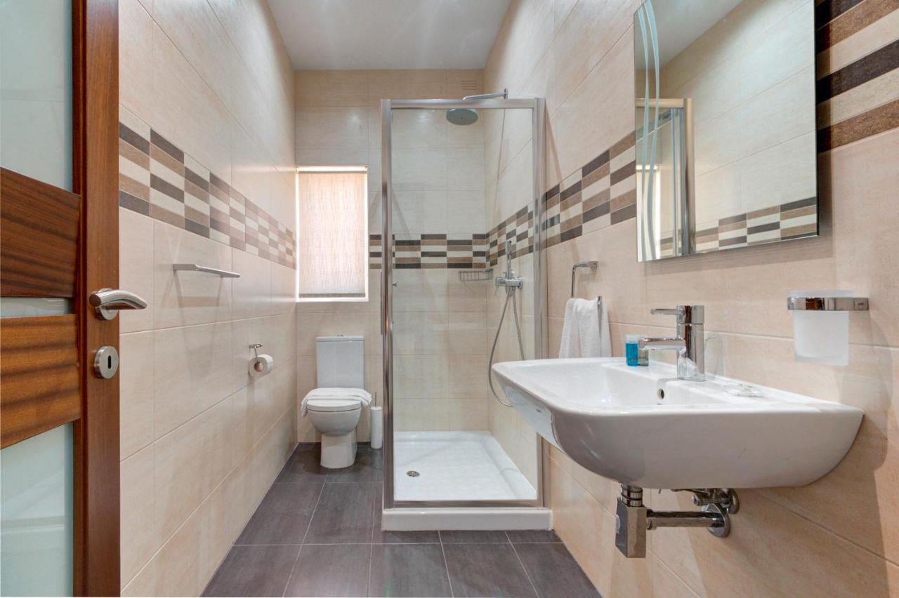 Modern Seaside 2 Bedroom Penthouse With Sea Views セント・ポールズ・ベイ エクステリア 写真