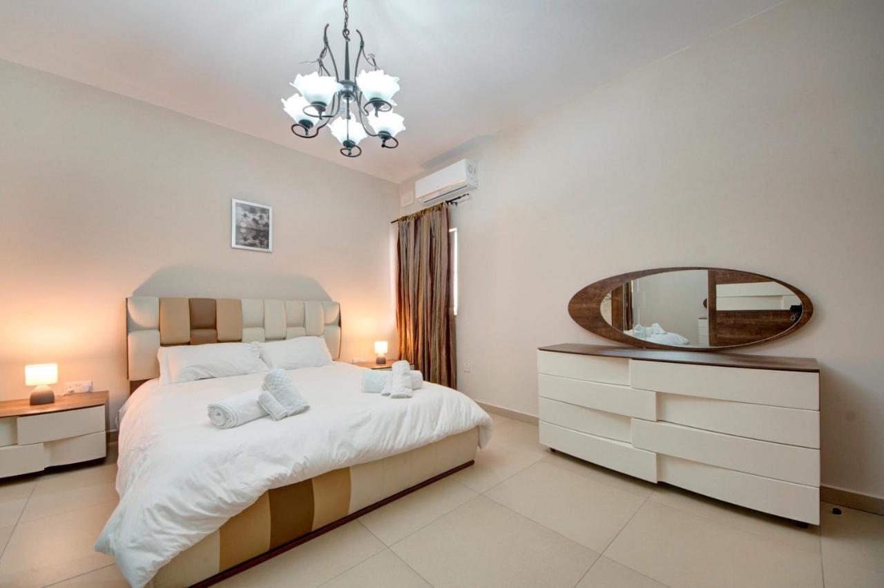 Modern Seaside 2 Bedroom Penthouse With Sea Views セント・ポールズ・ベイ エクステリア 写真