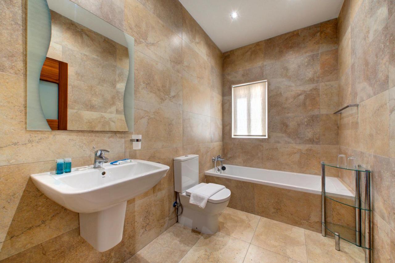 Modern Seaside 2 Bedroom Penthouse With Sea Views セント・ポールズ・ベイ エクステリア 写真